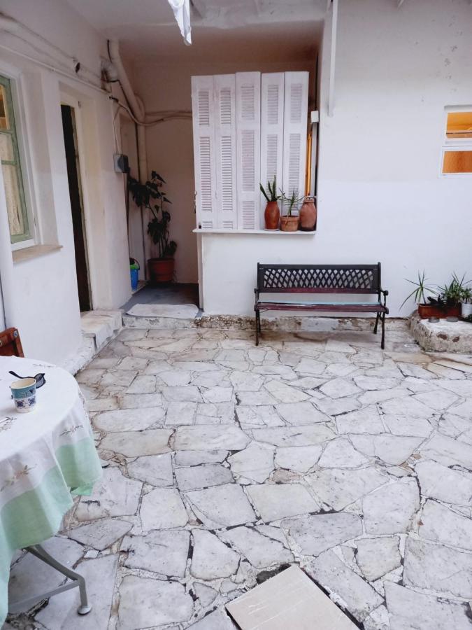 Στην Αυλή Της Ράχης Kalamata Exterior foto