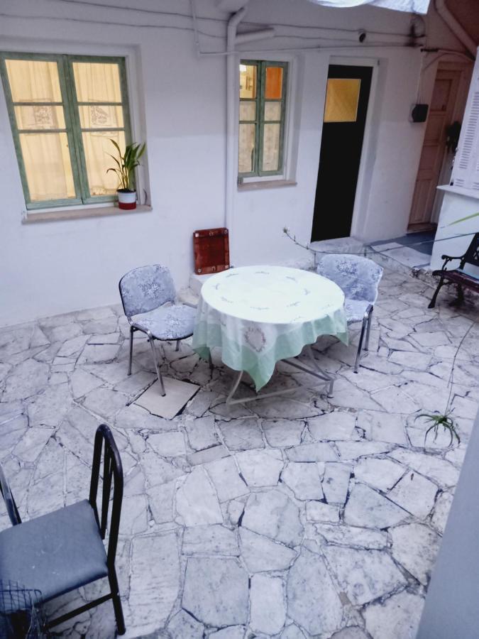 Στην Αυλή Της Ράχης Kalamata Exterior foto